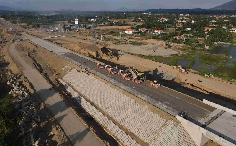 If the locality hands over the land, the Van Phong - Nha Trang Expressway Project is expected to finish 6 months ahead of schedule. Photo: Huu Long