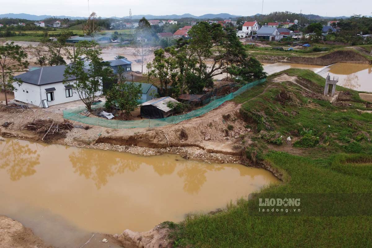 57m spillway on the left shoulder of Ha Thanh dam, Tien Yen district, Quang Ninh province broke. Photo: Doan Hung