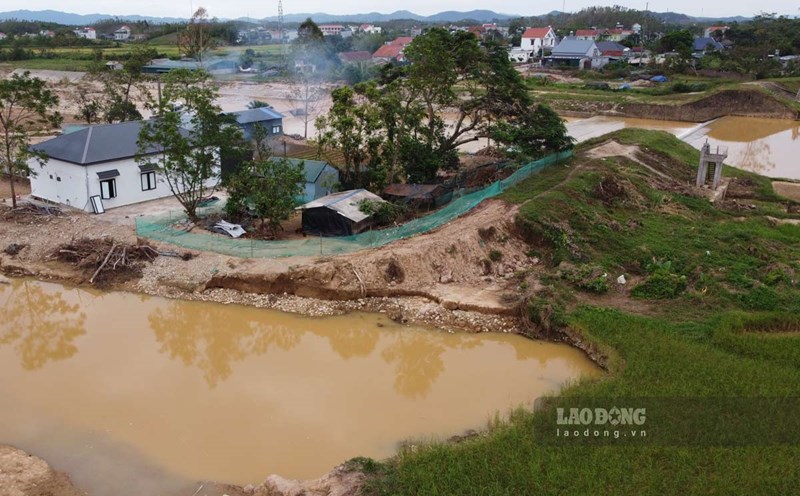 57m spillway on the left shoulder of Ha Thanh dam, Tien Yen district, Quang Ninh province broke. Photo: Doan Hung