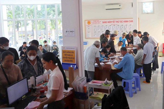 Many people in Dak Lak gathered to register for a new driver's license. Photo: Bao Lam