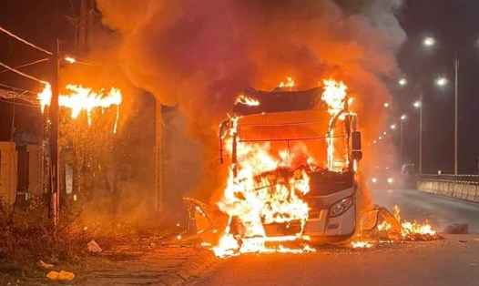 Xe khách bất ngờ bốc cháy khi đang lưu thông trên Quốc lộ 1A đoạn qua địa phận phường Quang Trung (TP Phủ Lý, Hà Nam). Ảnh: Công an cung cấp