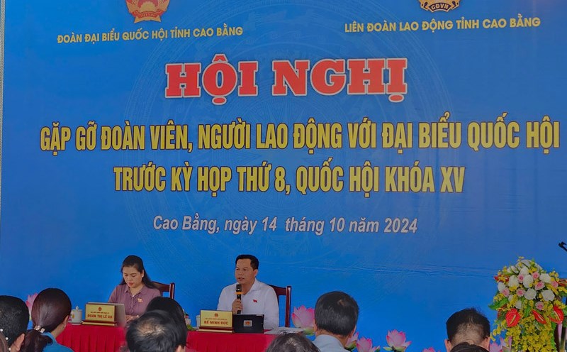 The National Assembly delegation of Cao Bang province recently had a meeting and listened to the concerns of union members. Photo: Tan Van