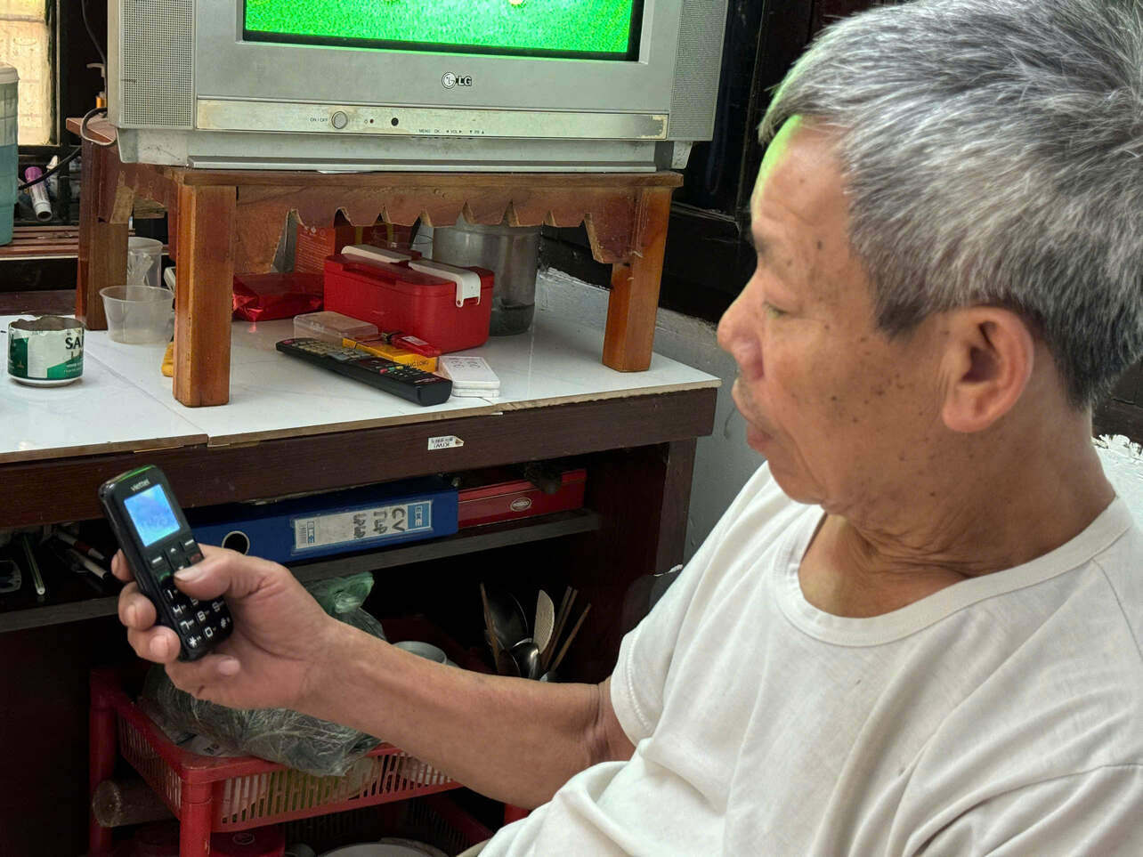 People proactively turn off 2G network phones. Photo: Khanh Linh