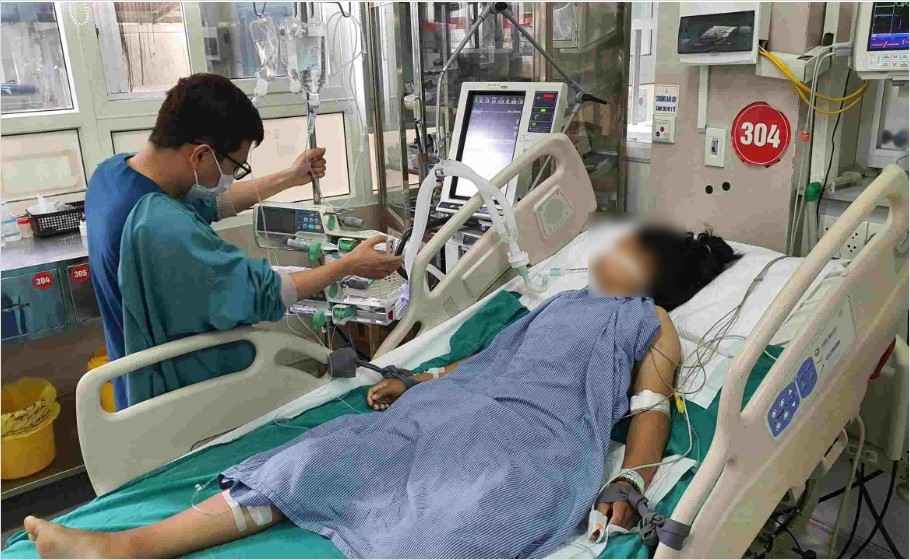 The patient stopped dialysis, drank “water” to cure the disease, fell into a coma and had to be intubated and put on a ventilator. Photo: Nguyen Ha