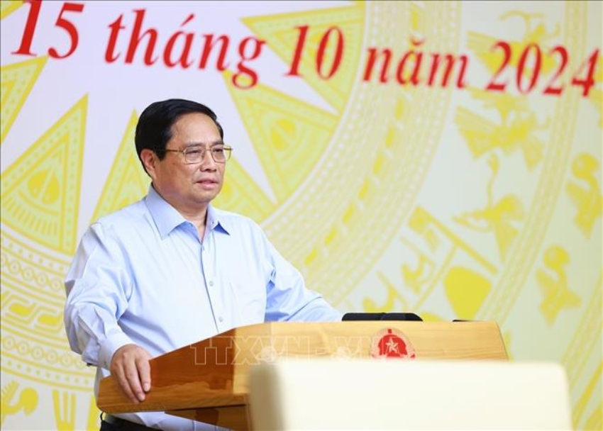 Prime Minister Pham Minh Chinh requested to reduce administrative procedures and decentralize power more strongly. Photo: VNA