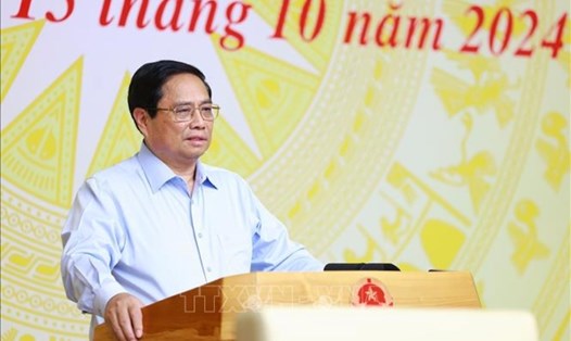 Thủ tướng Chính phủ Phạm Minh Chính yêu cầu phải giảm thủ tục hành chính, phân quyền mạnh hơn. Ảnh: TTXVN