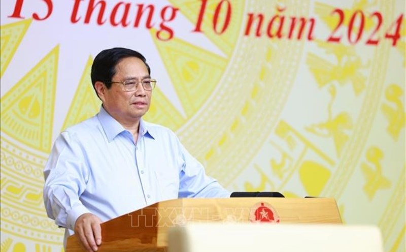Prime Minister Pham Minh Chinh requested to reduce administrative procedures and decentralize power more strongly. Photo: VNA