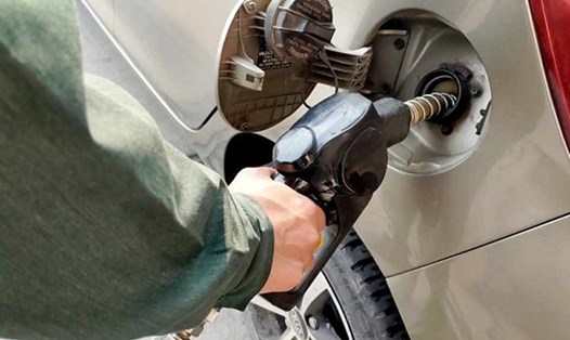 Giá xăng dầu tiếp tục giảm mạnh. Ảnh minh họa: Hà Vy