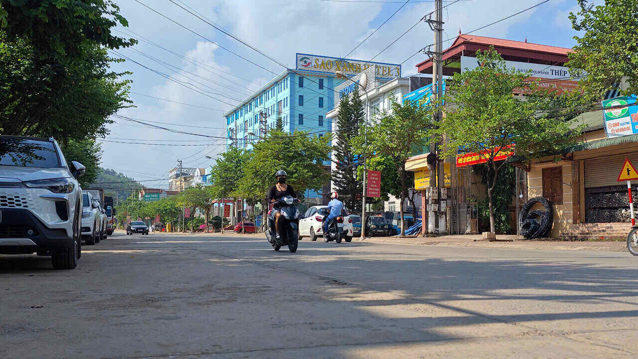 People in Son La city are excited when Hoang Quoc Viet street is upgraded. Photo: Minh Nguyen