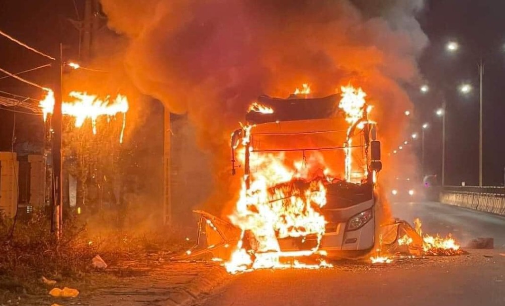Scene of passenger bus burned down, 20 people fled in Ha Nam