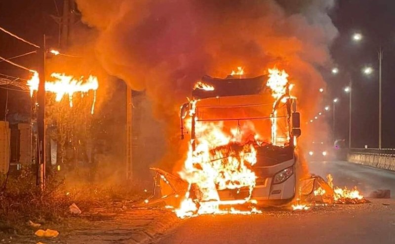 Scene of passenger bus burned down, 20 people fled in Ha Nam