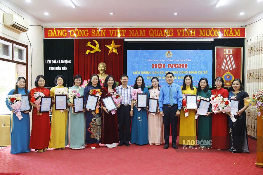 Leaders of Dien Bien Provincial Labor Federation commended 45 exemplary female union cadres. Photo: Quang Dat
