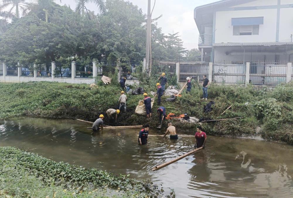 Huy dong luc luong khac phuc su co tran dau ra muong nuoc (o Khu cong nghiep Le Mon, TP. Thanh Hoa). Anh: Quach Du