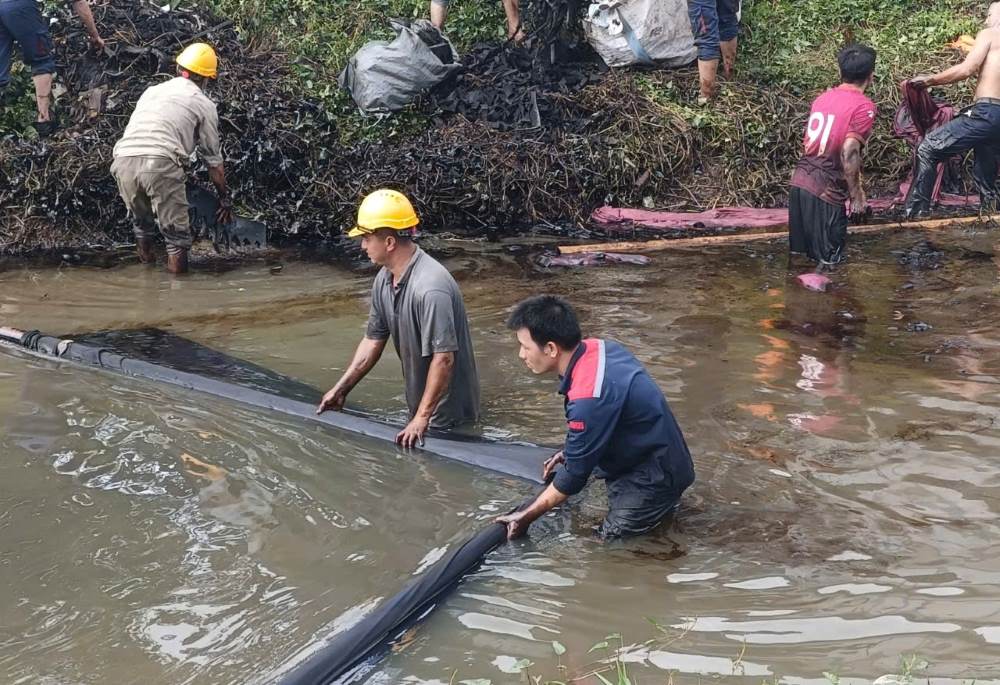 Luong dau tran ra muong nuoc duoc thu gom, khac phuc nhanh chong. Anh: Quach Du