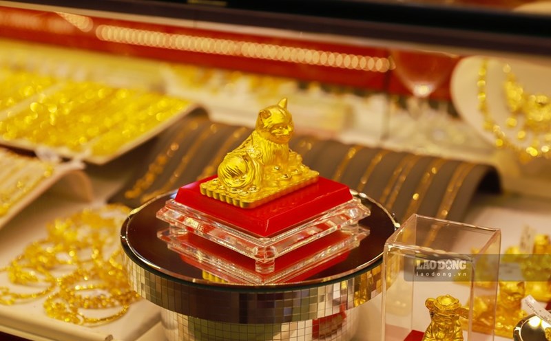 Experts say the short-term decline in gold prices could stimulate investors to buy. Illustration: Phan Anh