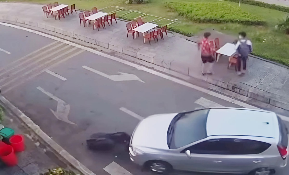 Car driver beats male student after traffic collision in Uong Bi City, Quang Ninh Province. Photo: Dieu Hoang