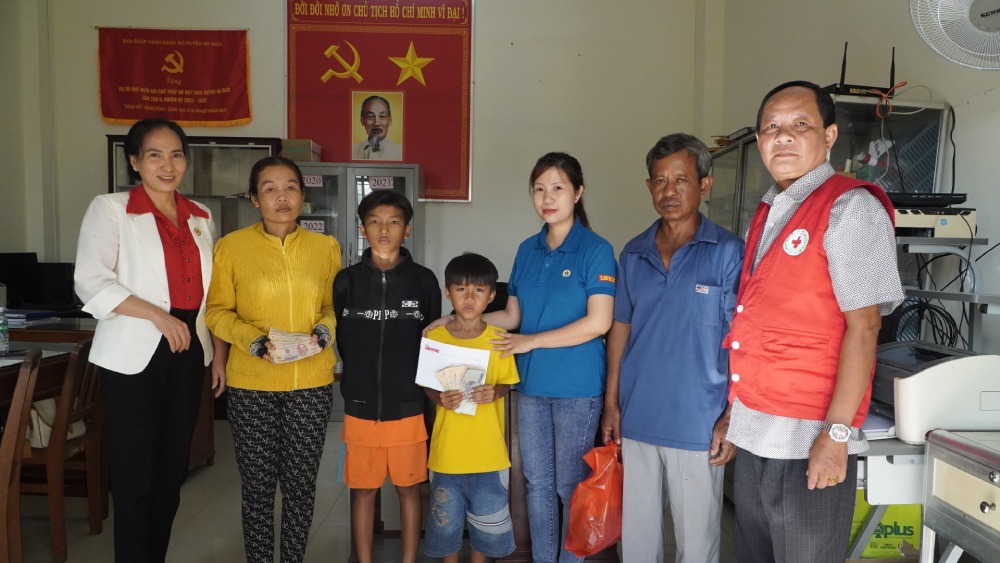 Giving support money from Lao Dong Newspaper readers to the situation of boy Danh Thanh Duoc and Ms. Thi Xet. Photo: Xuan Nhi