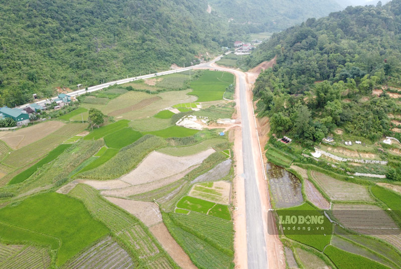 Du an nang cap cai tao duong tu thi tran Xuan Hoa - thi tran Thong Nong cung cham chap tien do, cham giai ngan. Anh: Tan Van.