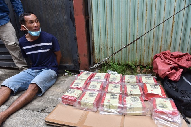 Đối tượng và tang vật liên quan đến đường dây ma túy của bà trùm Oanh "Hà". Ảnh: C04