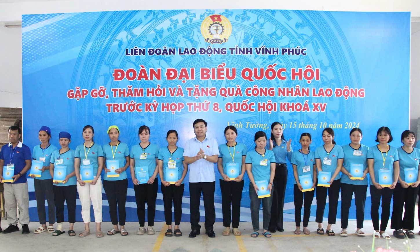 Doan DBQH va LDLD tinh Vinh Phuc trao qua tang cong nhan lao dong co hoan canh kho khan. Anh: Bao Nguyen