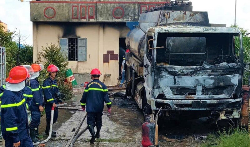 Xe bồn chở xăng dầu bị cháy gần như hoàn toàn. Ảnh: Nhật Hồ