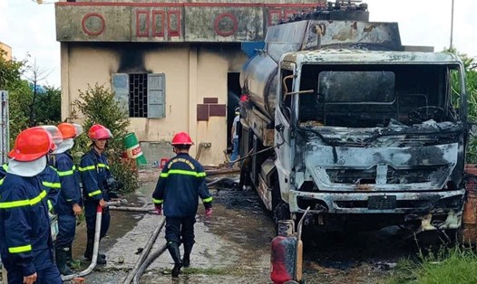 Xe bồn chở xăng dầu bị cháy gần như hoàn toàn. Ảnh: Nhật Hồ