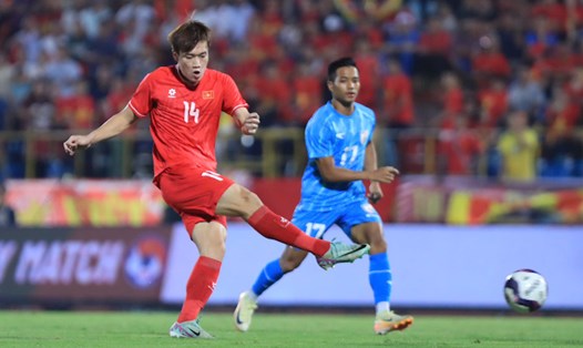 Tiền vệ Hoàng Đức trong trận đấu của tuyển Việt Nam gặp Ấn Độ. Ảnh: Minh Dân