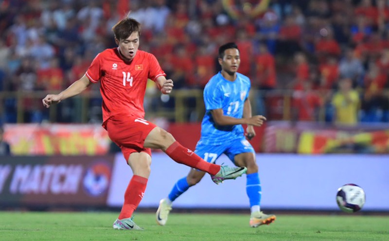 Midfielder Hoang Duc in the match between Vietnam and India. Photo: Minh Dan