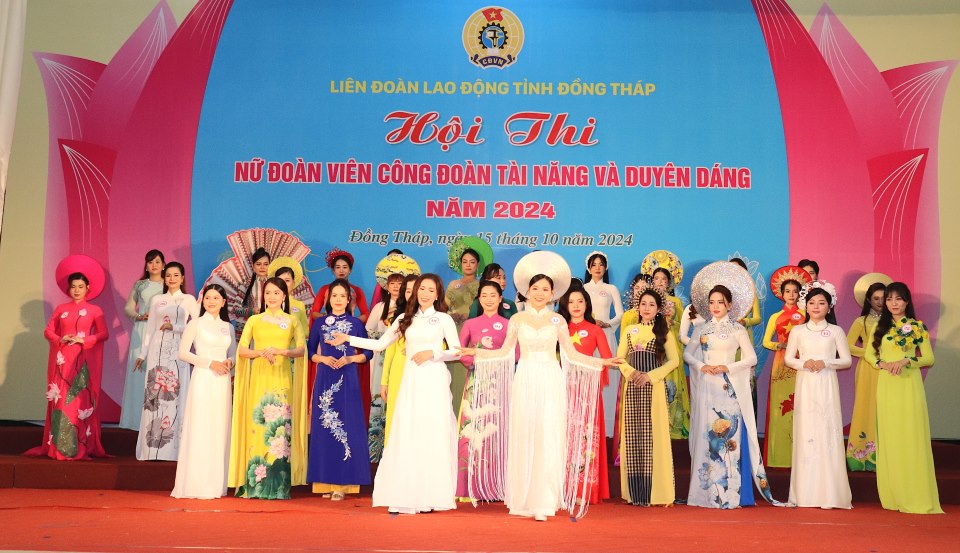 The Ao Dai performance of the contestants at the preliminary round of the "Talented and Charming Female Union Members" Contest in Dong Thap province in 2024. Photo: Luu Hung
