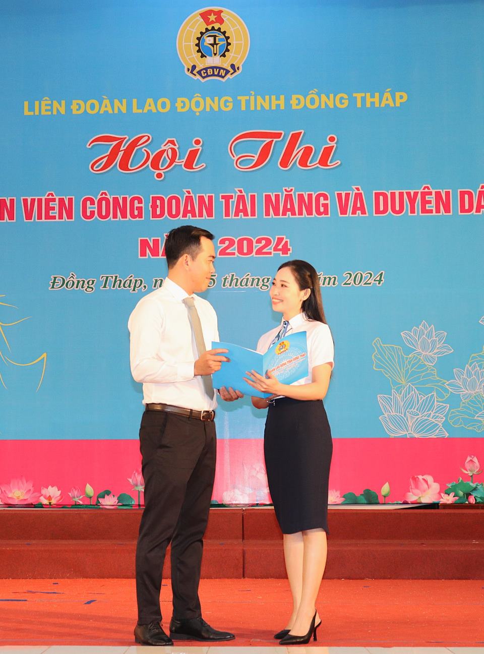 Phan thi trinh dien trang phuc cong so cua cac thi sinh tai vong so khao hoi thi. Anh Luu Hung