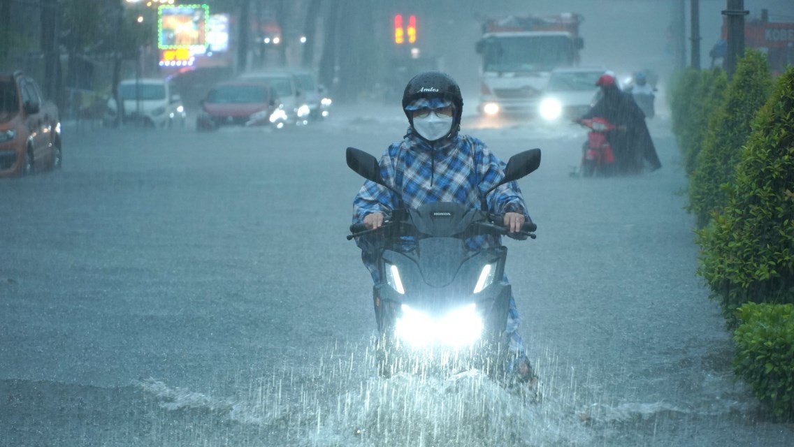 Tran Van Hoai Street, Ninh Kieu District, Can Tho City was heavily flooded in the afternoon rain of October 14. Photo: Ta Quang