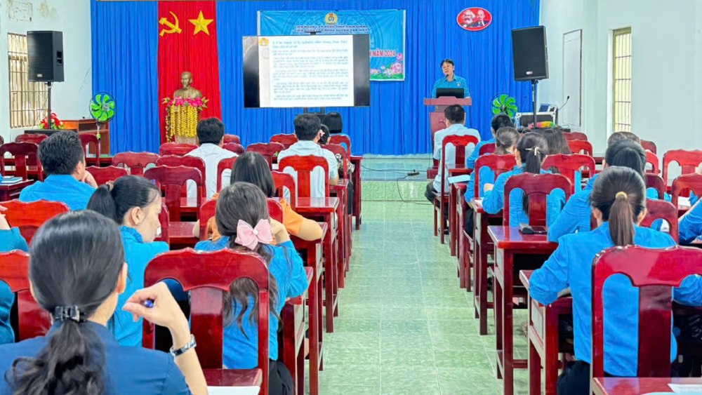 Union officials attend training course. Photo: Tan Hiep District Labor Federation