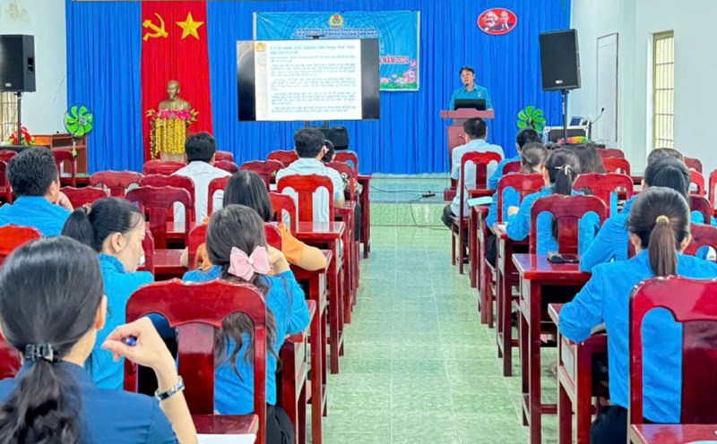 Union officials attend training course. Photo: Tan Hiep District Labor Federation