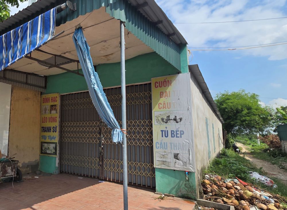 Nguyên chủ tịch xã ở Thái Bình lấn hàng trăm m2 đất giao thông, công ích của xã để xây nhà tạm cấp 4 cho thuê từ năm 2000 đến nay. Ảnh: Trung Du