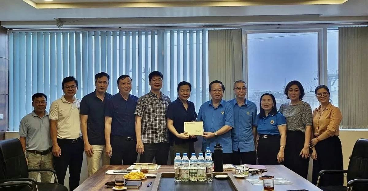 Leaders of the Vietnam Trade Union of Industry and Trade give support to union members in difficulty. Photo: Vietnam Trade Union of Industry and Trade