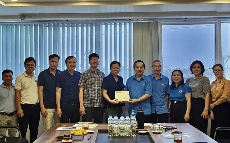 Leaders of the Vietnam Trade Union of Industry and Trade give support to union members in difficulty. Photo: Vietnam Trade Union of Industry and Trade