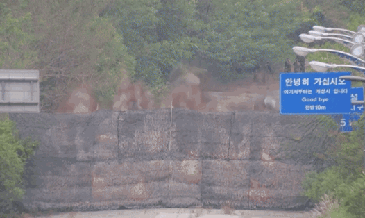 Triều Tiên cho nổ tung đường biên giới liên Triều. Ảnh: AFP