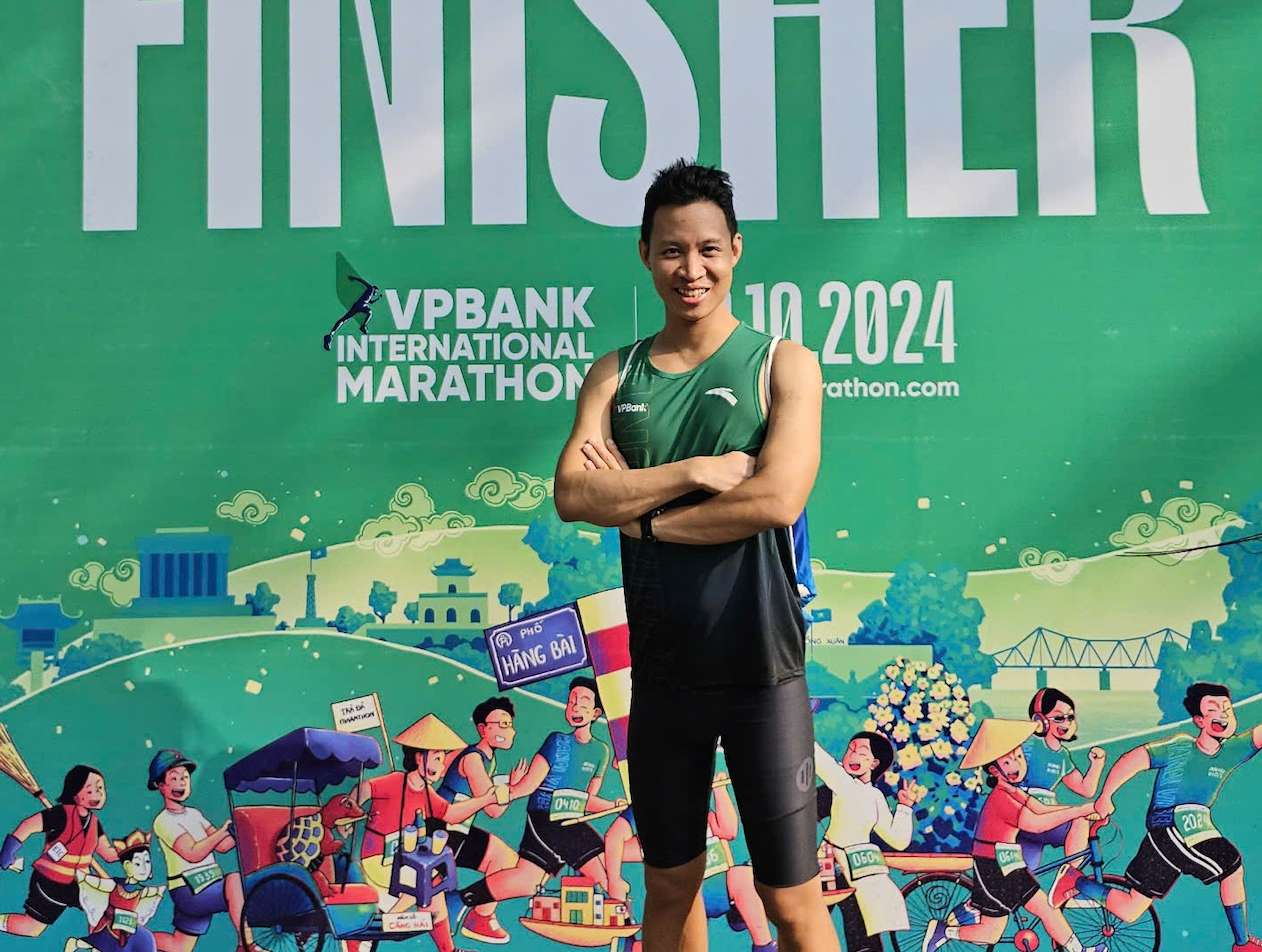 Viet Thanh sau khi nhan ao finisher tai giai chay VPIM 2024. Anh: VPBANK