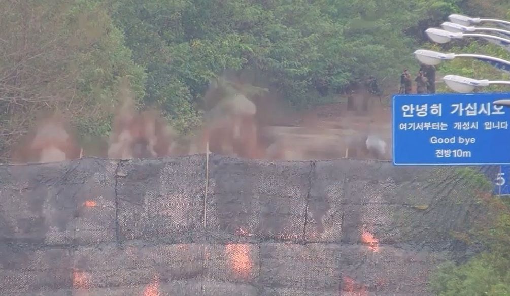 Triều Tiên cho nổ tung một phần Tuyến Gyeongui nối với Hàn Quốc. Ảnh: JCS