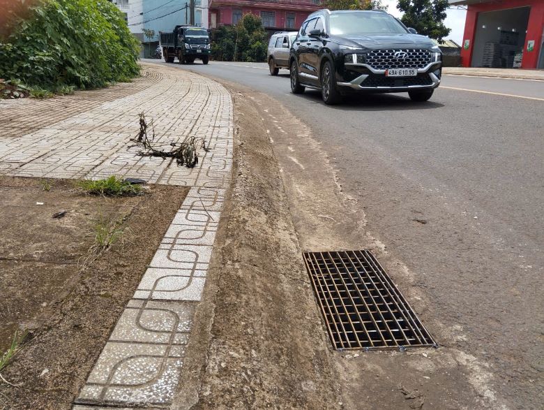 Cơ quan chức năng đã lắp đặt lại nắp cống mới. Ảnh: Bảo Lâm