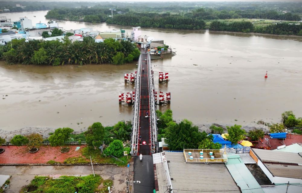 Duong Le Van Luong (huyen Nha Be) la cua ngo phia Nam TPHCM di Can Giuoc, Long An co luu luong xe luu thong lon moi ngay. Tuy nhien, tren duong Le Van Luong van con 3 cay cau sat xay truoc nam 1975 hien da xuong cap nang, co nguy co sap bat cu luc nao. Trong anh la cau Rach Tom tuy da xuong cap nhung van thuong xuyen phai chiu mat do phuong tien cao trong do co ca nhung xe tai lon.