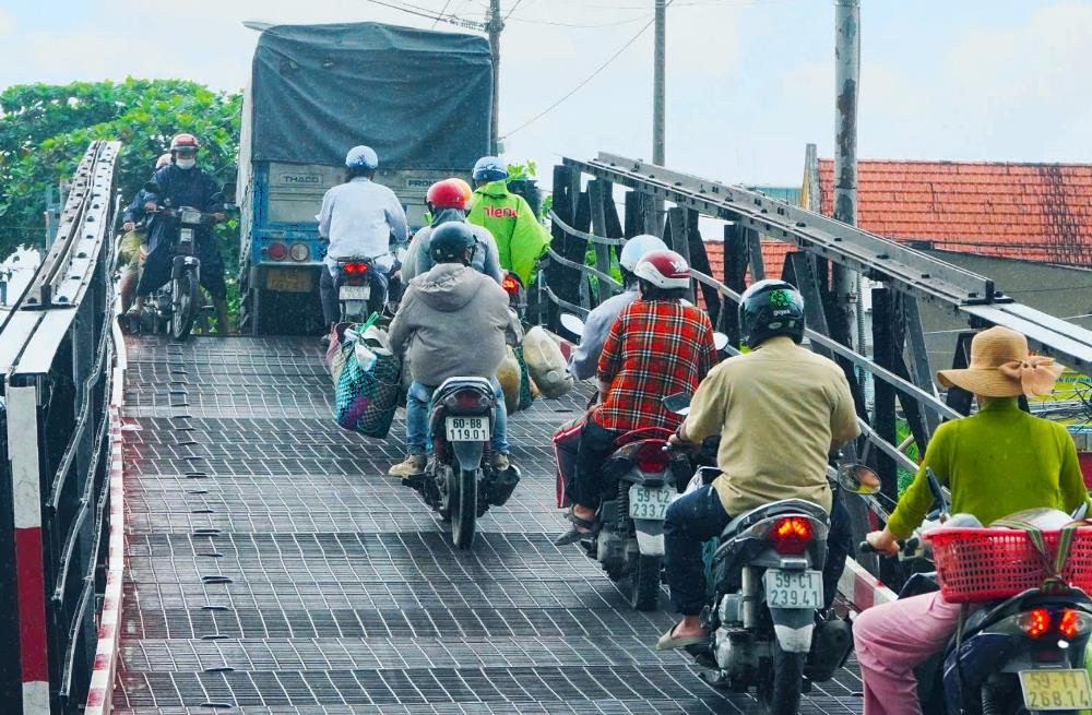  Mat cau nho hep nen chi vua du mot xe oto va mot xe may chay song song. Khi co 2 xe oto luu thong nguoc chieu, mot phuong tien phai nhuong duong va gay un tac giao thong