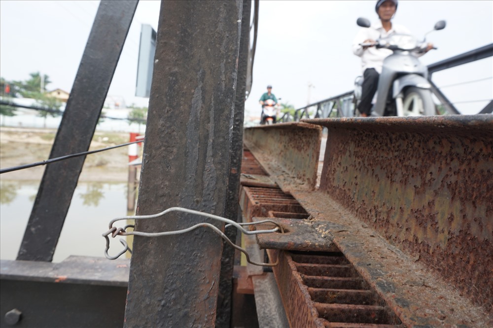  Cach cau Rach Doi hon 2km la cau Rach Tom cung da xuong cap tram trong, nhieu bo phan tren cau da xuong cap, hoen ri, phai co dinh bang day thep. 