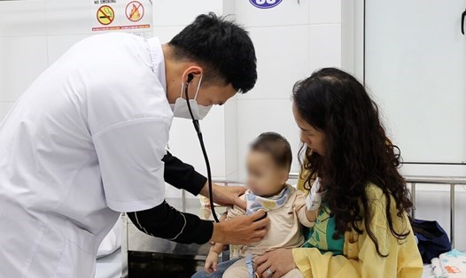 Bệnh nhi nhập viện mắc bệnh hô hấp, cúm mùa, truyền nhiễm gia tăng. Ảnh: Minh Hà