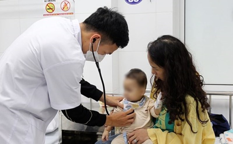Hospitalized children with respiratory diseases, seasonal flu, and increased infections. Photo: Minh Ha