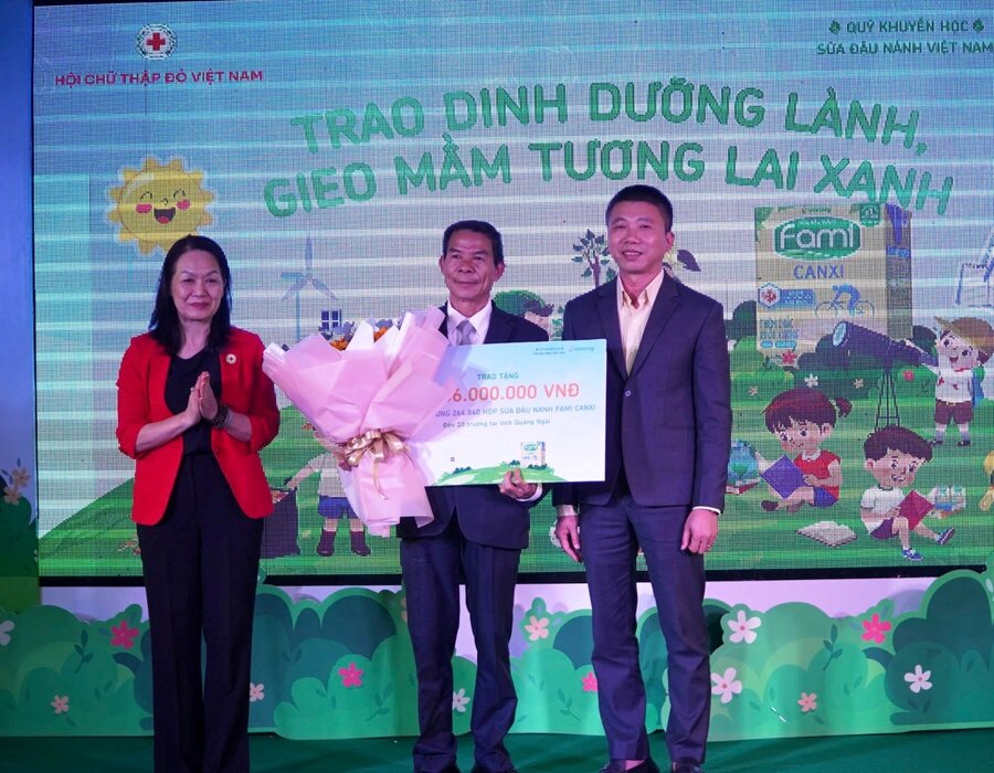 The organizing committee presented a symbolic board to support funding for the "School Soymilk" Program in Quang Ngai. Photo: Vien Nguyen