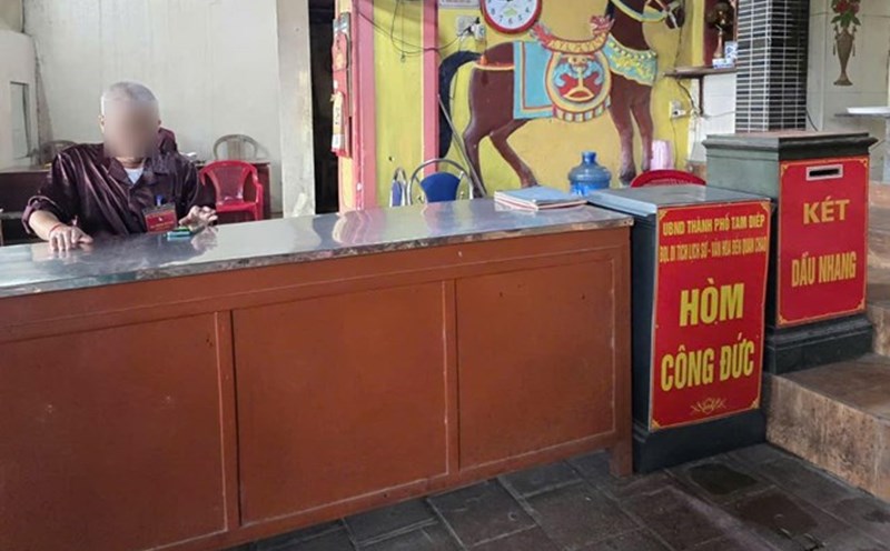 Currently, the management and collection of donations at Dau Temple and Quan Chao Temple lack transparency, causing public outrage. Photo: Nguyen Truong