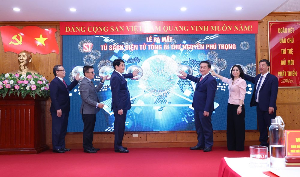 Ủy viên Bộ Chính trị, Thường trực Ban Bí thư Lương Cường cùng các đại biểu nhấn nút ra mắt Tủ sách điện tử Tổng Bí thư Nguyễn Phú Trọng. Ảnh: T.Vương