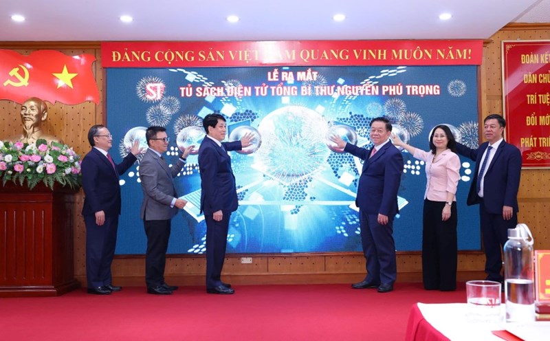 Ủy viên Bộ Chính trị, Thường trực Ban Bí thư Lương Cường cùng các đại biểu nhấn nút ra mắt Tủ sách điện tử Tổng Bí thư Nguyễn Phú Trọng. Ảnh: T.Vương