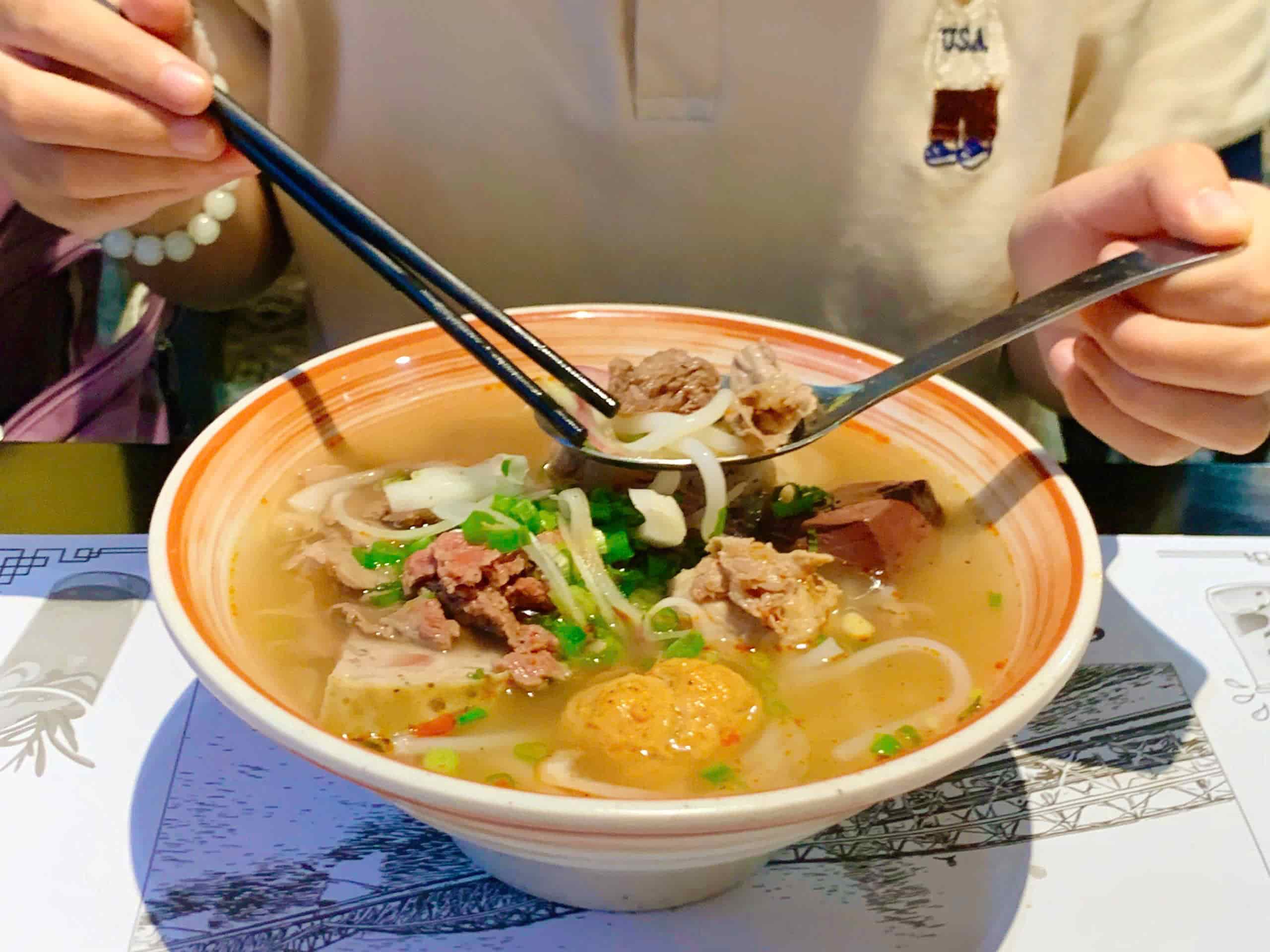 Quan bun bo Hue thu hut nhieu thuc khach Ha Noi. Anh: Hai Ly